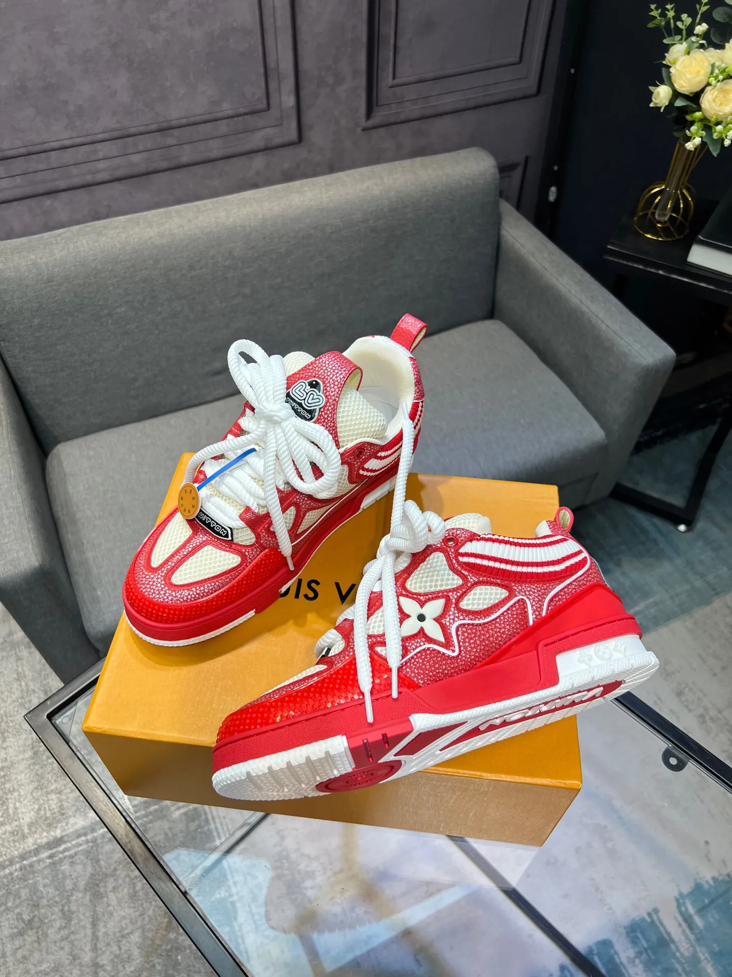 Men's men's shoes💰800 LV top version Jigglypuff new model Purchasing quality LV~Louis Vuitton LV TRAINER's best-looking sneakers, Donkey Brand strongly recommends new products, official website limited edition retro basketball sneakers! Both high-top and low-top models spent money to purchase 1:1 accurate reproductions of the originals. The details are invincible and full of sincerity. The imported custom-made original cowhide leather is the same as the original package. The details are 100% restored. The private model customizes the original one-piece TPU outsole. It is different from other brands. Without the original version, this effect cannot be achieved!                Men's and women's models 35-40 39-45 (46 is custom-made and cannot be returned or exchanged)